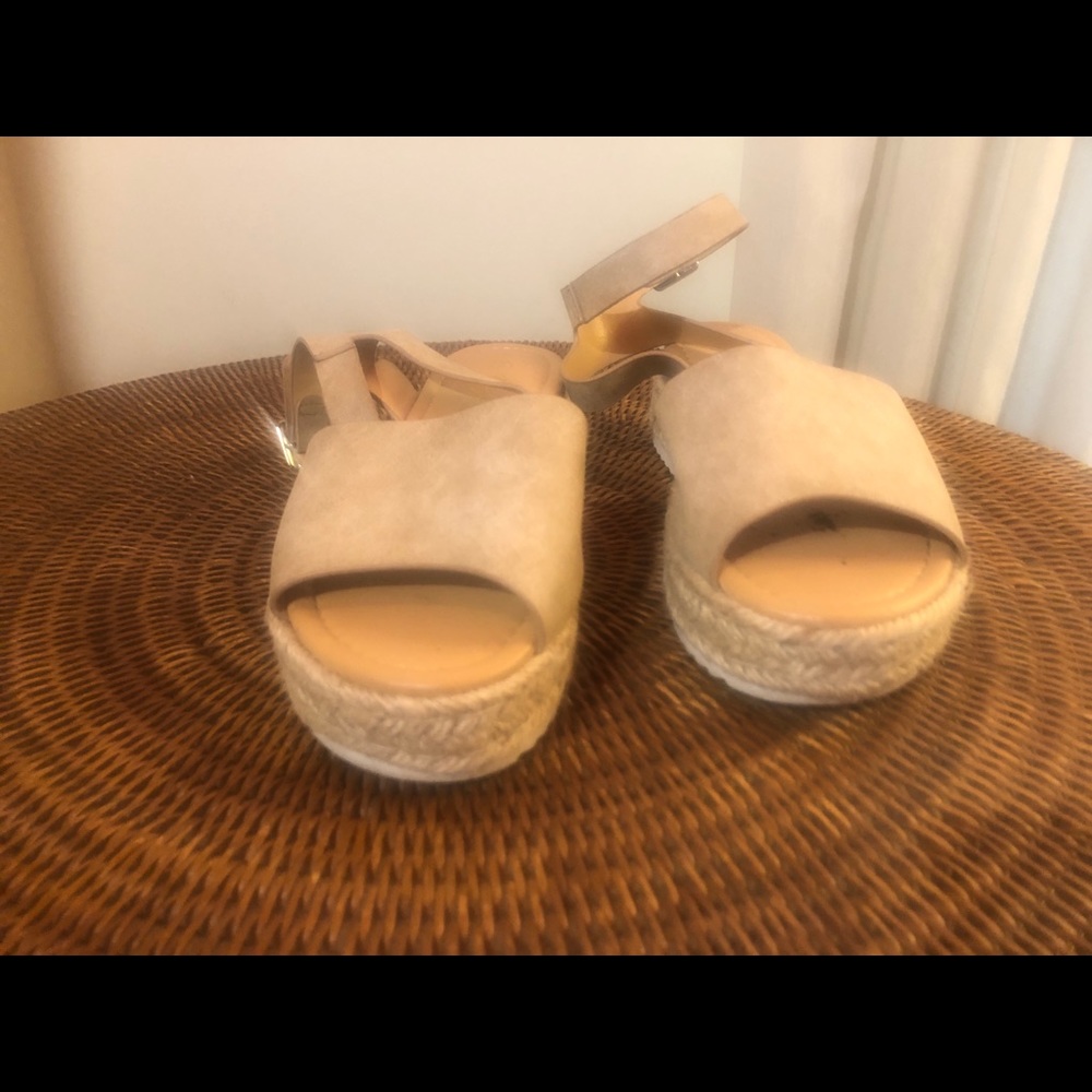 Beige sandals - Picture 3 of 4